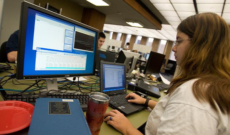 学生在计算机实验室看电脑屏幕上的图表.